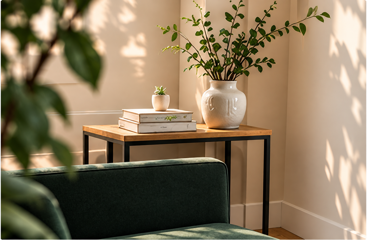 Fauteuil et table dans un cabinet chaleureux